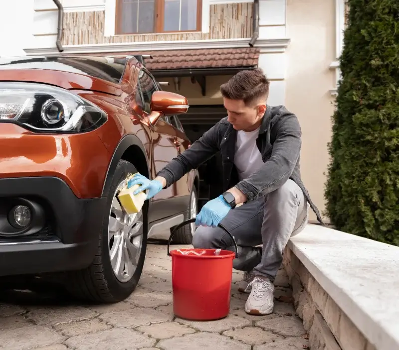 Lavage auto à domicile Luceau : professionnel intervenant sur un véhicule